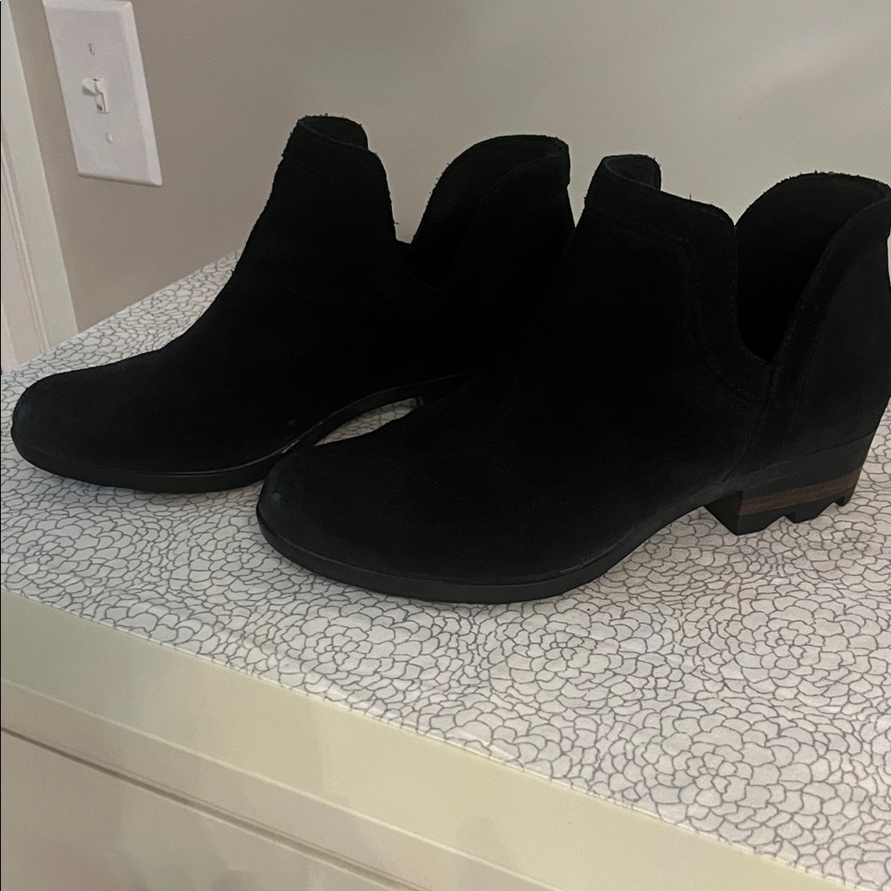 Elegant Sorel Black Suede Ankle Booties